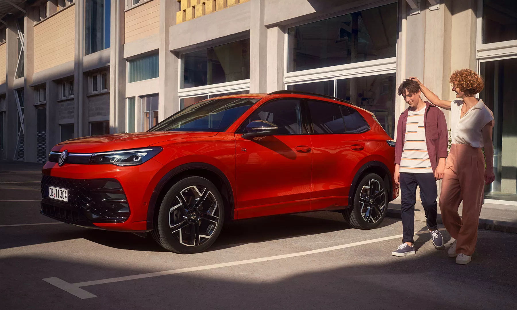 VW Tiguan Außenansicht mit Menschen